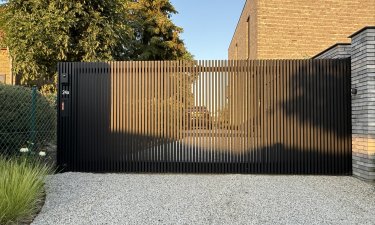 Aluminium schuifpoort op rail met kokers — Bilzen